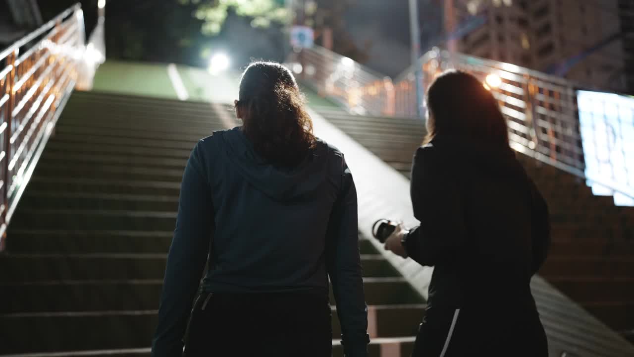 两个运动女人在晚上跑上楼梯视频下载