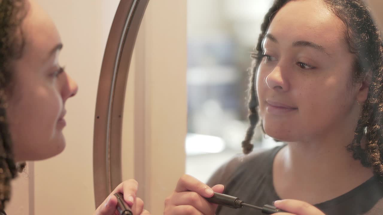 一个年轻女子在用睫毛膏化妆视频下载