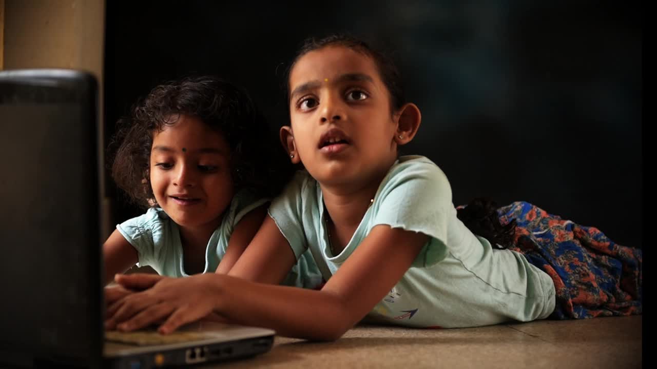 可爱的印度女学生学习与在线家教在家视频素材