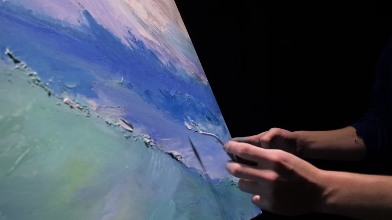 临摹画家用海洋中的船画海景。工匠装饰师用丙烯酸油的颜色绘制了蓝色海面上的船帆。视频下载