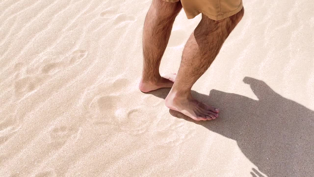 赤脚走在西班牙富埃特文图拉岛的白色沙丘上。视频素材