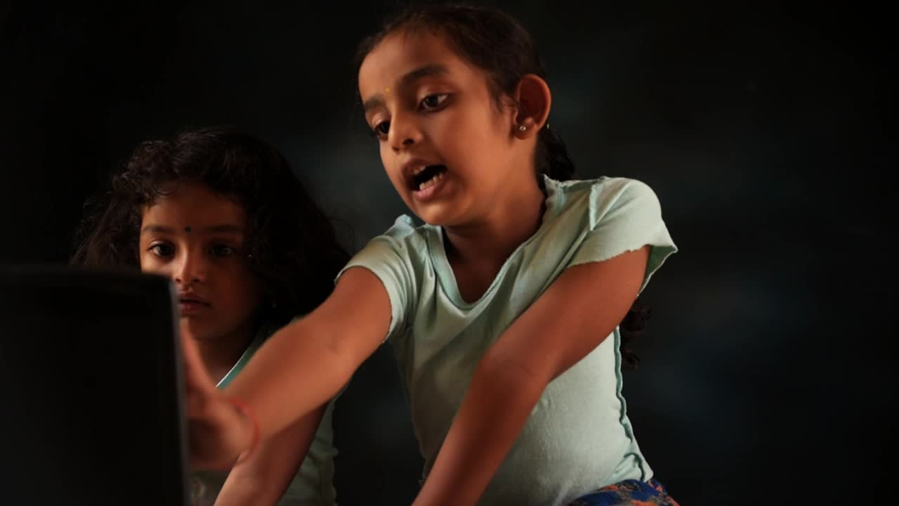 可爱的印度女学生学习与在线家教在家视频素材