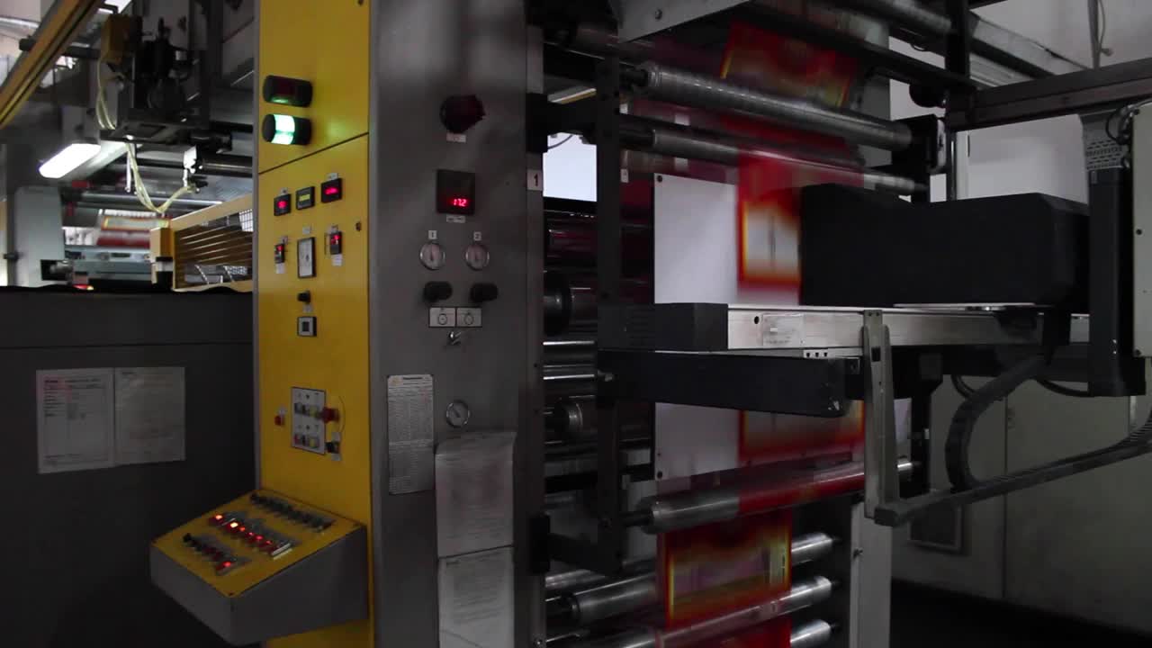 大版面打印机打印高质量的图形在包装工厂库存视频视频下载