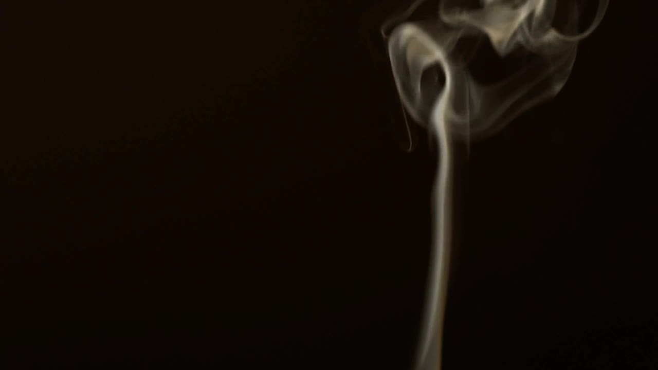 黑色背景下的烟雾视频素材