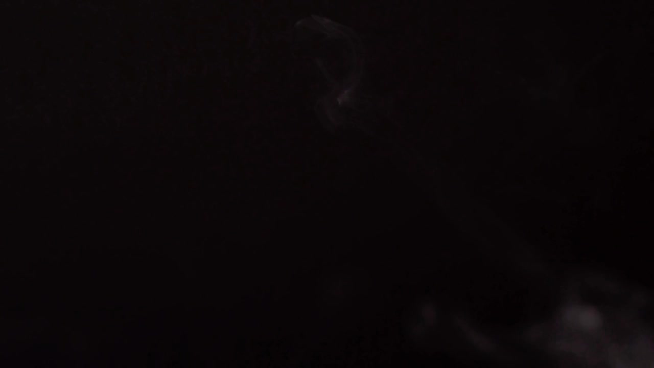黑色背景下的烟雾视频素材
