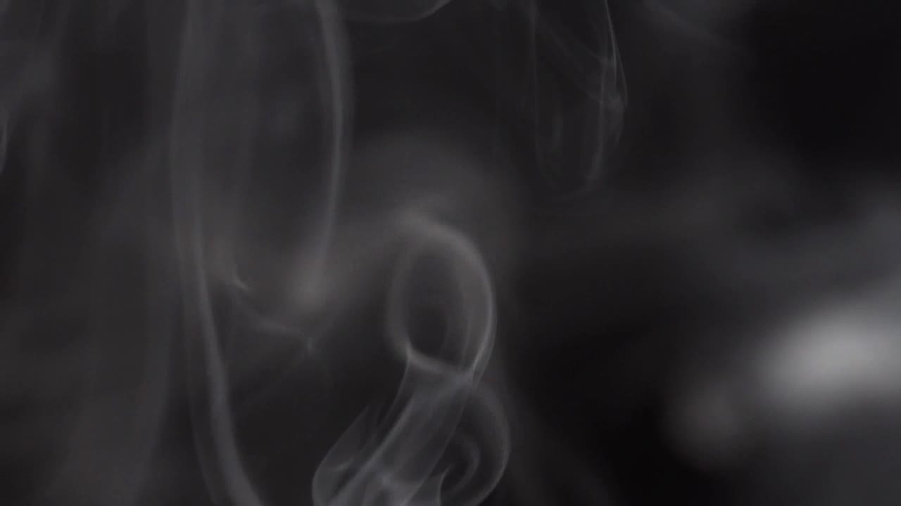黑色背景下的烟雾视频下载