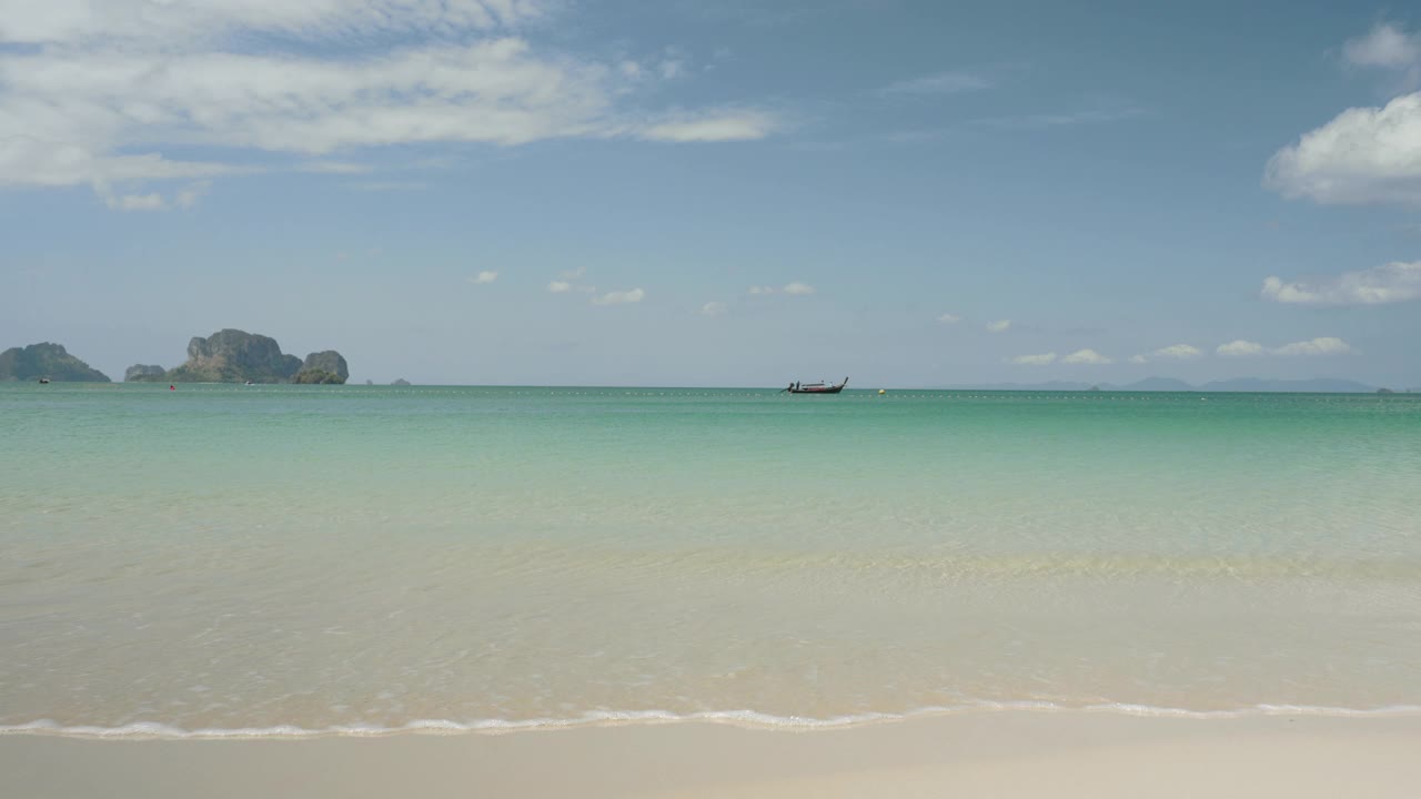 雷莱海滩是位于泰国甲米的安达曼海的一个岛屿，有着美丽的海景和沙滩景色，夏日的天空也很好。视频素材