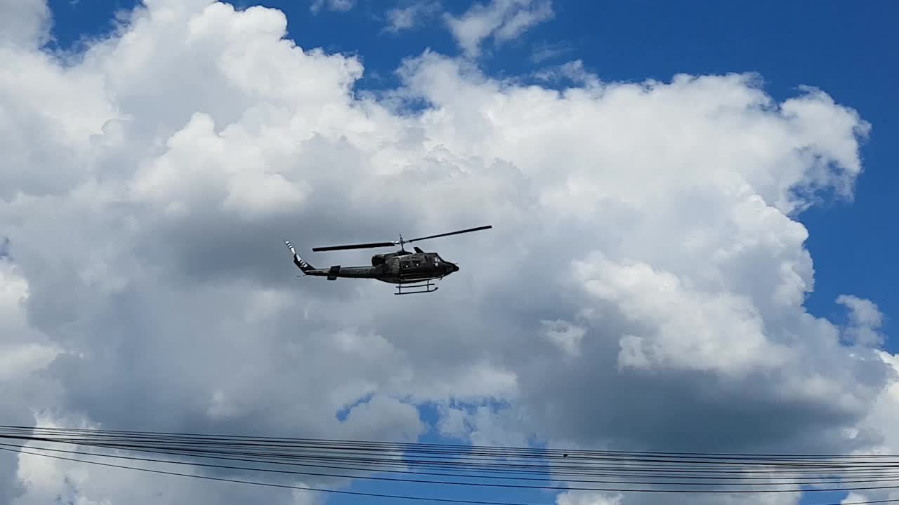 直升机在天空中迎着云飞行视频下载