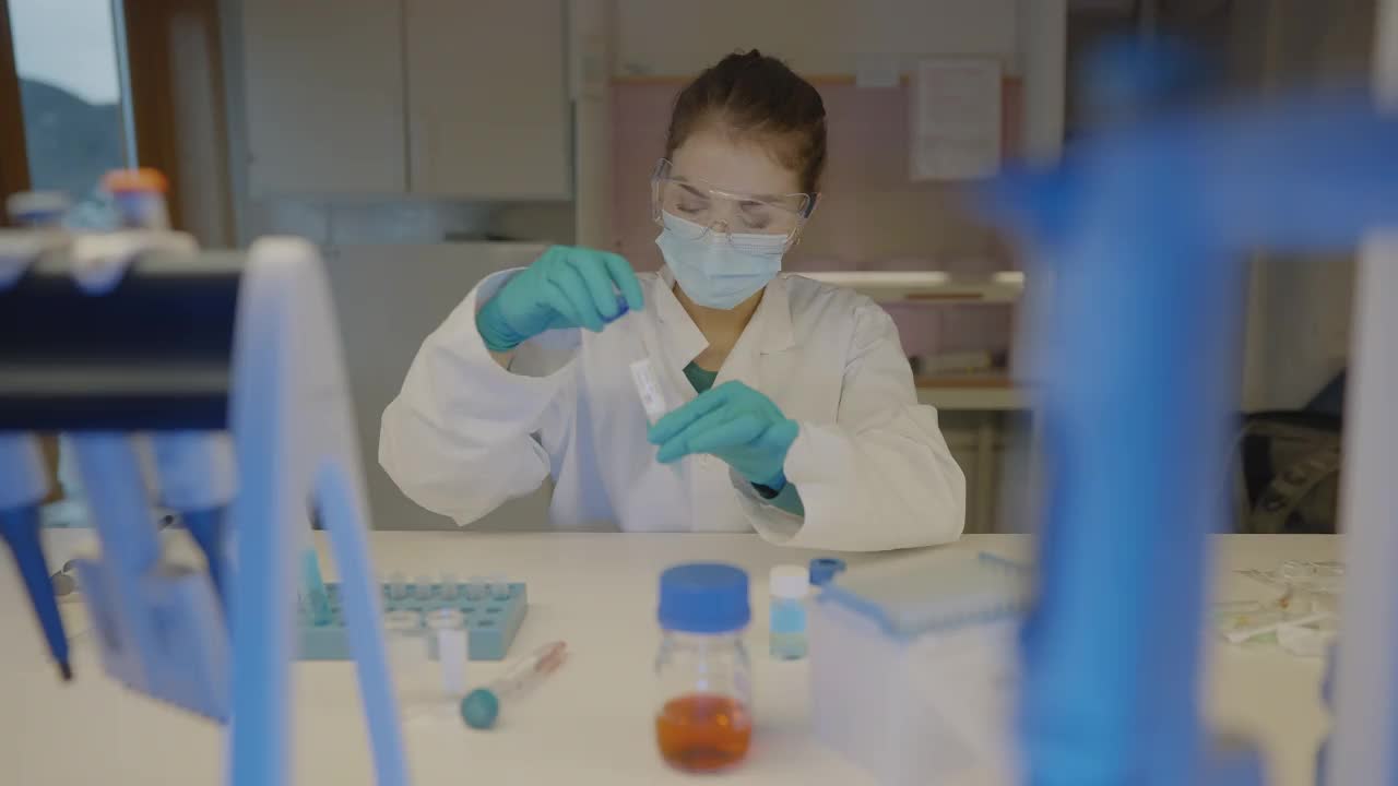 DNA基因实验室工作人员:冠状病毒检测视频素材