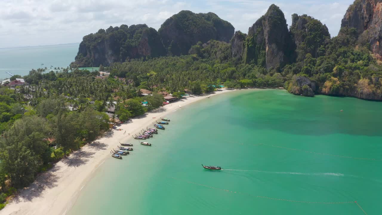 Railay海滩鸟瞰图是安达曼海的一个岛屿，有着美丽的海景和海滩景色，还有泰国甲米的夏日晴空。视频下载