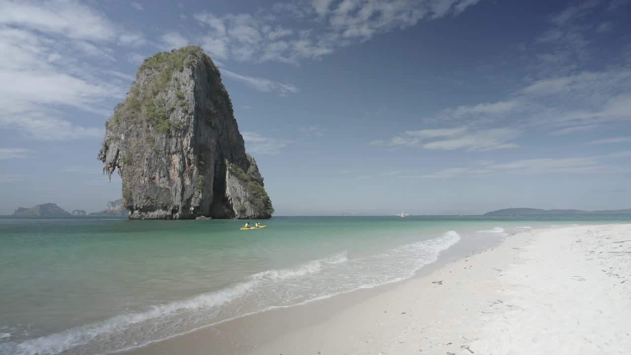 雷莱海滩是位于泰国甲米的安达曼海的一个岛屿，有着美丽的海景和沙滩景色，夏日的天空也很好。视频素材