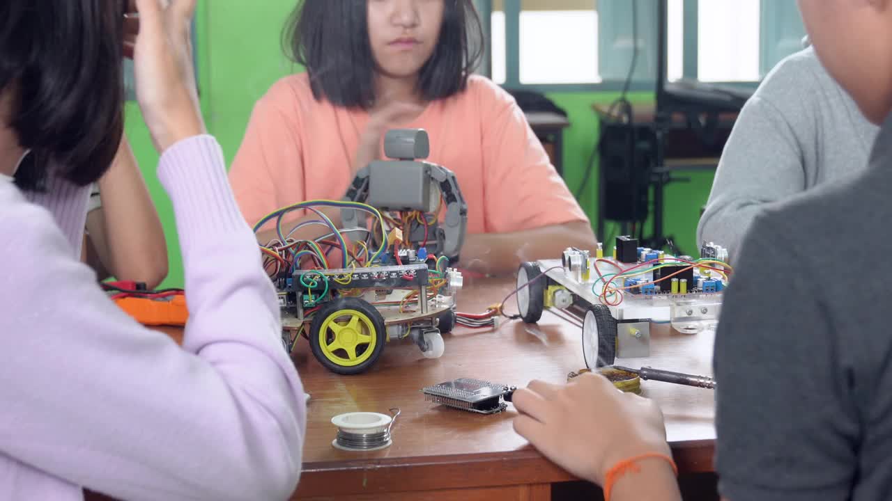 科学技术课堂中学水平如何操作一个机器人程序。视频素材