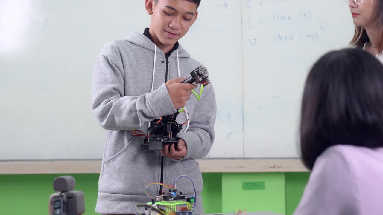 科学技术课堂中学水平如何操作一个机器人程序。视频素材