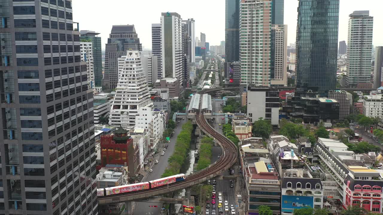 曼谷市中心公共交通的鸟瞰图视频下载