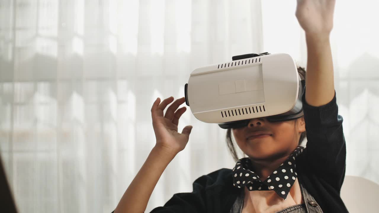 儿童在家里使用虚拟现实视频素材