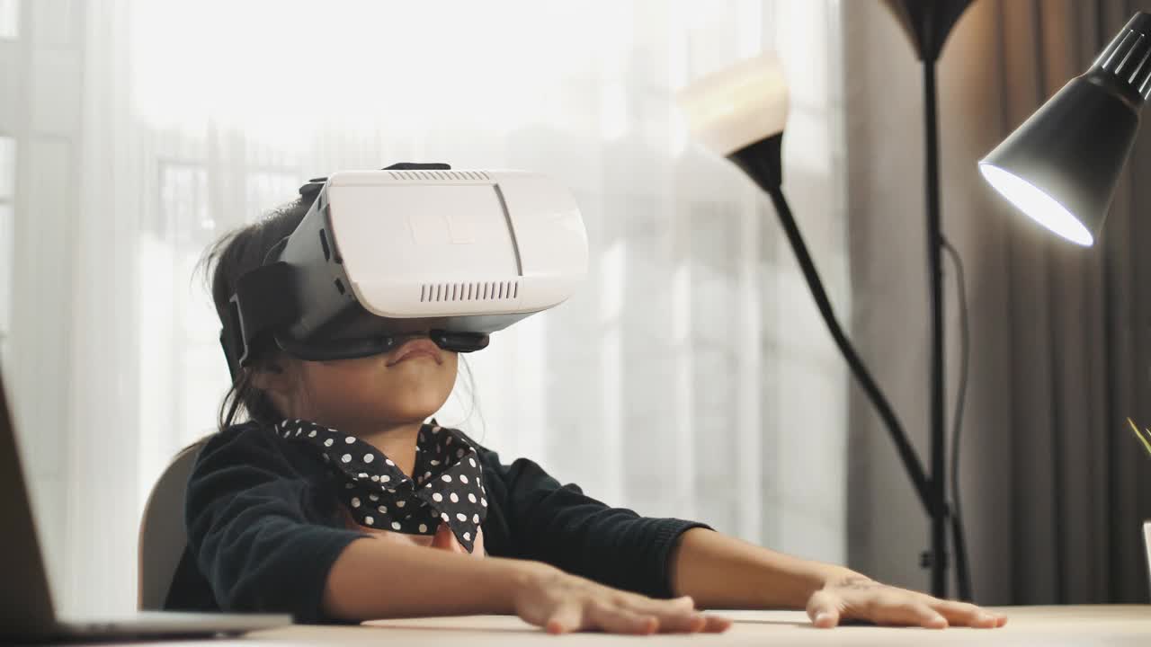 儿童在家里使用虚拟现实视频素材