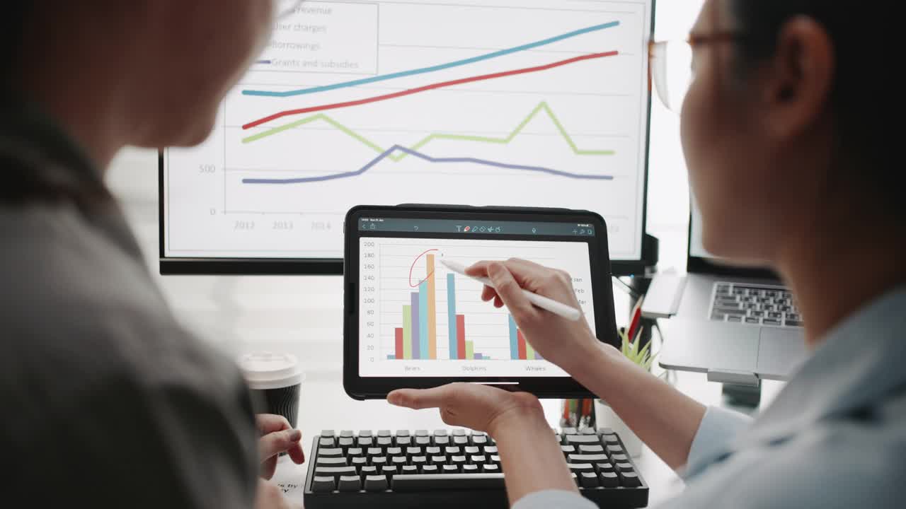 金融分析师在数字平板电脑上看图表和图表视频下载