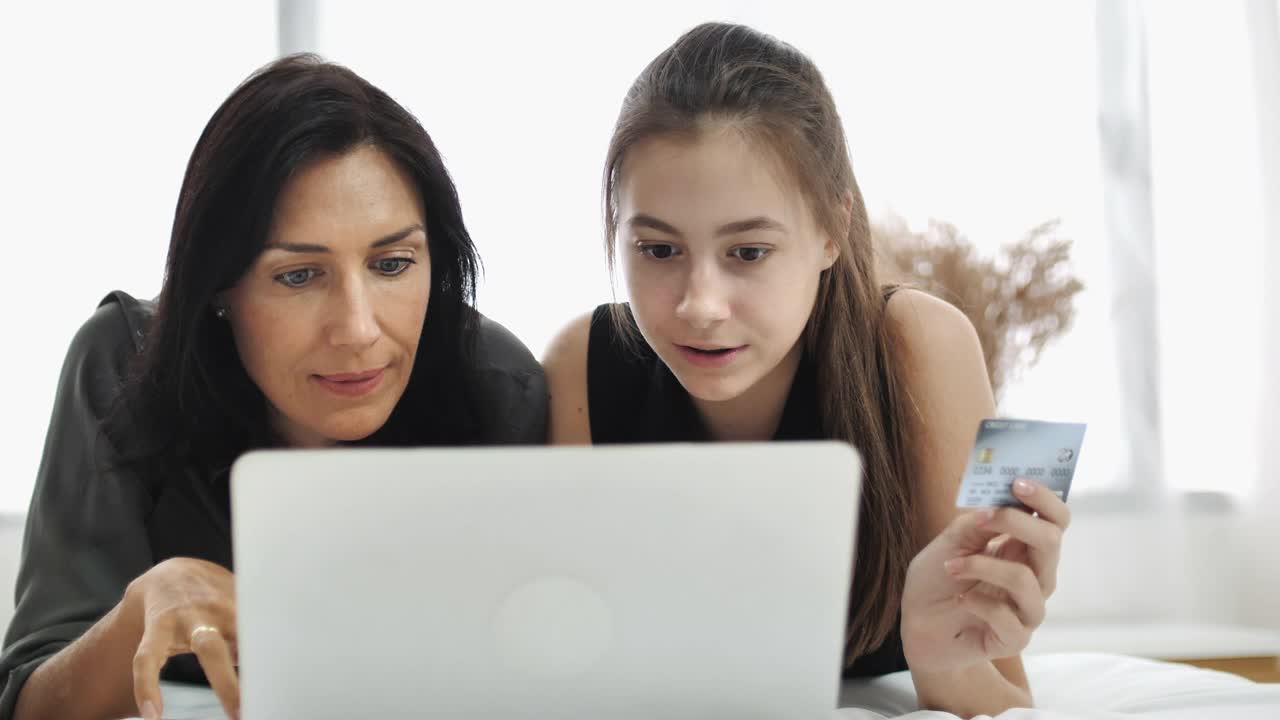 母亲和女儿在家网上购物视频素材