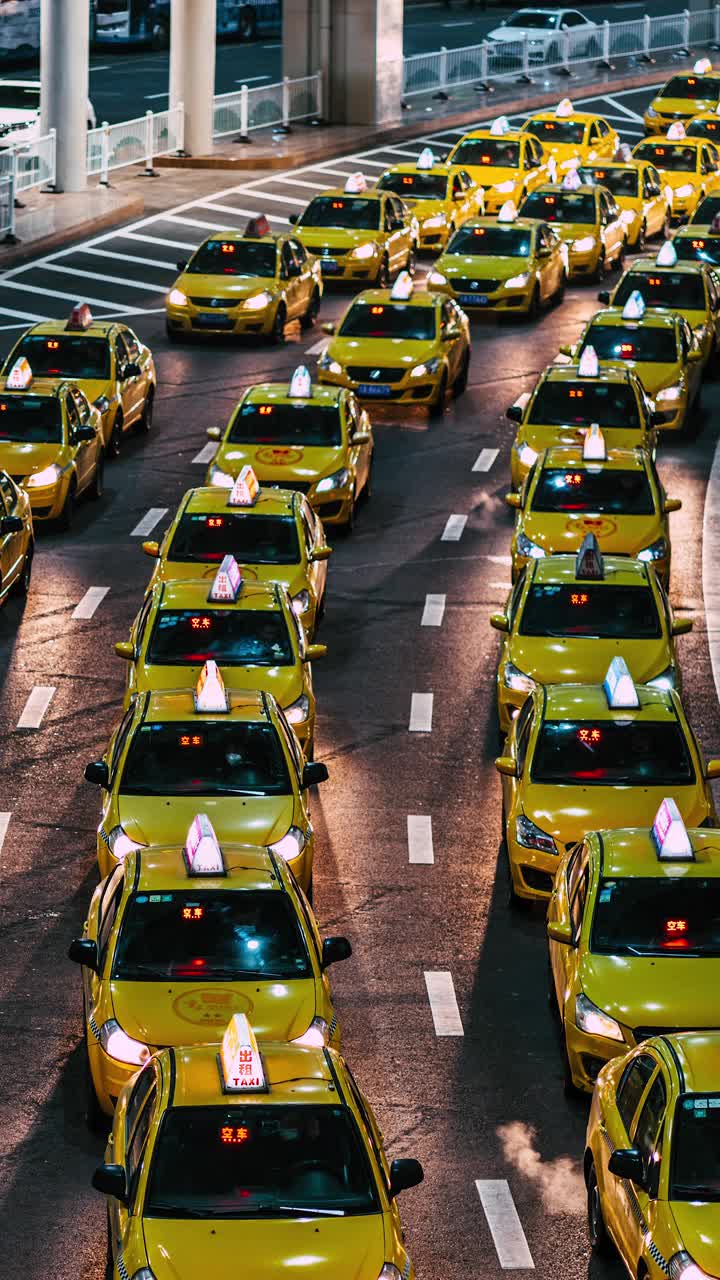 T/L TD晚上在机场出口处繁忙的黄色出租车排队视频素材