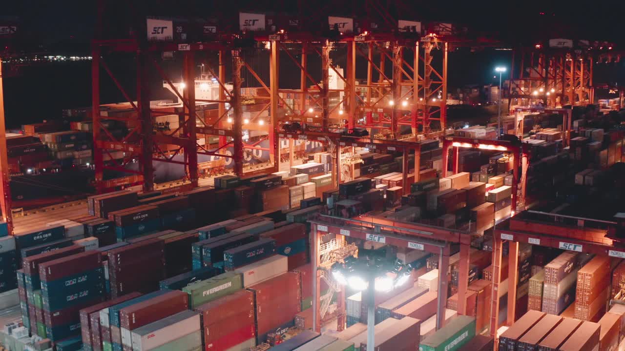 无人机拍摄的繁忙港口的集装箱夜景视频素材