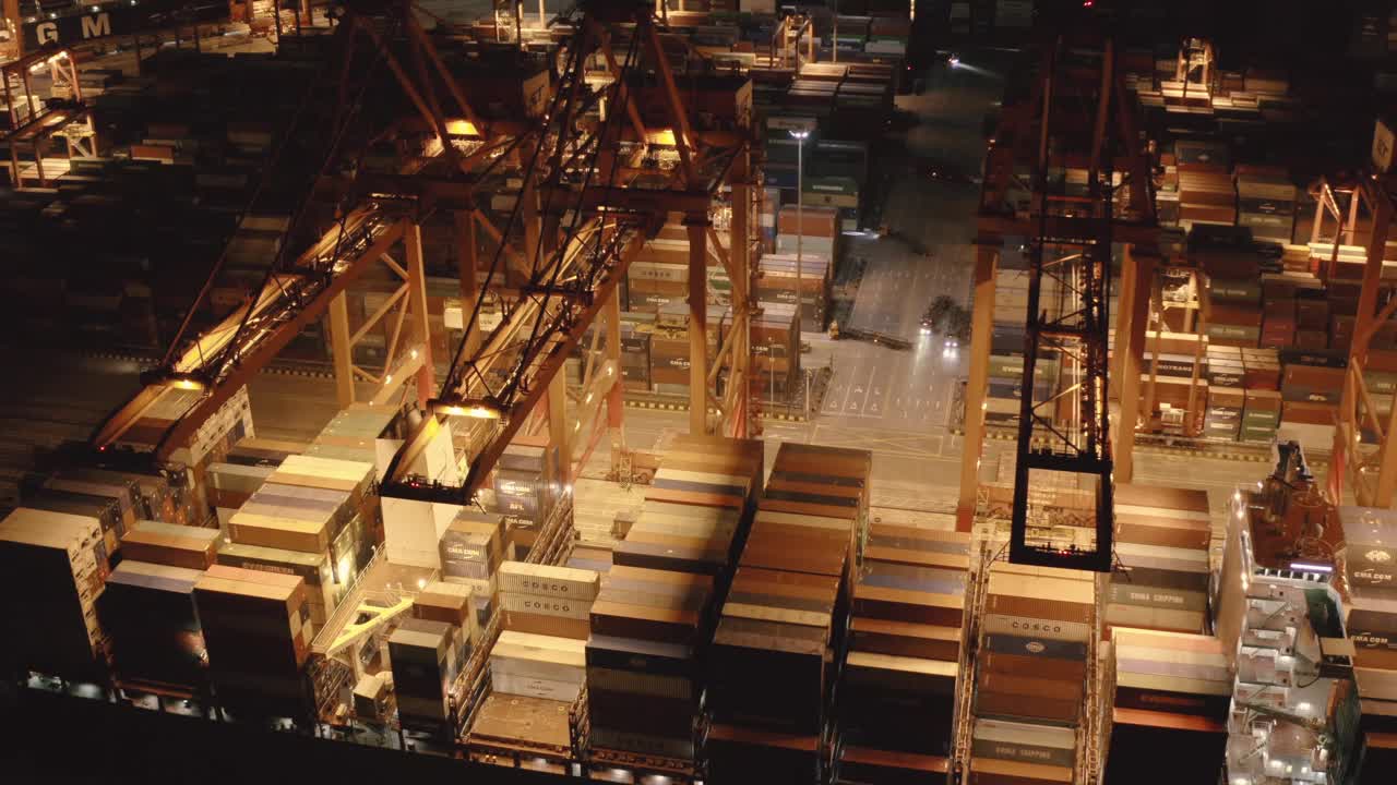 无人机拍摄的繁忙港口的集装箱夜景视频素材