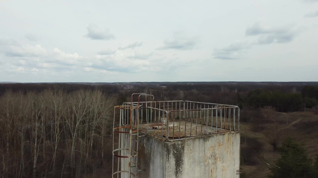 鸟瞰图的老废弃的前苏联塔在森林。切尔诺贝利,乌克兰。军事塔。苏联解体后的架构视频下载