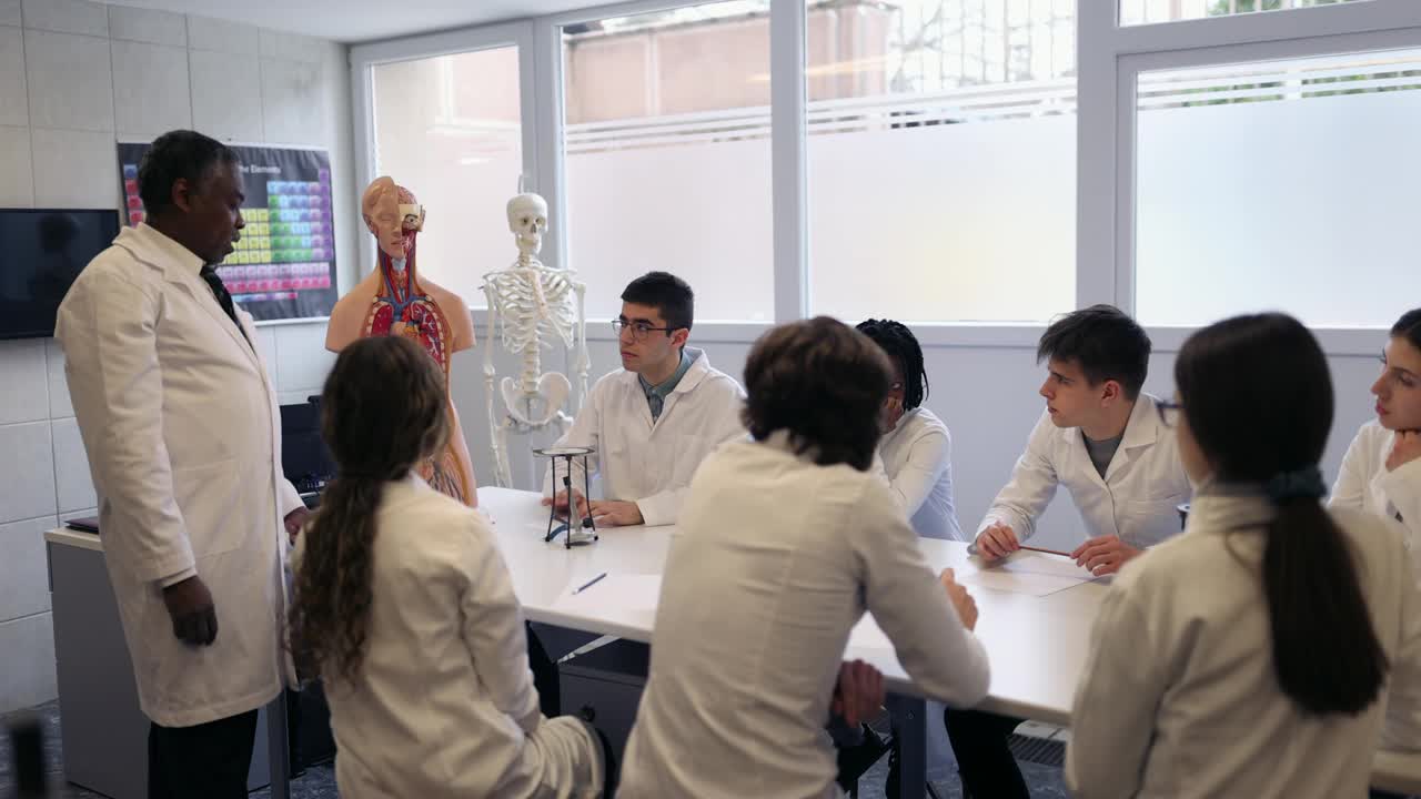 一组中学生上解剖学课视频素材