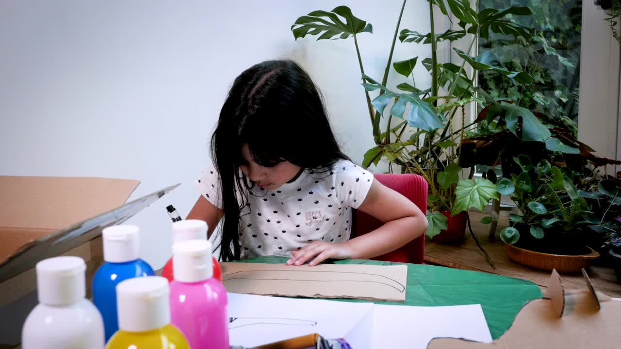 八岁的视频博主正在展示她的素描视频素材