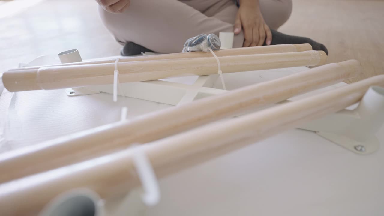亚洲人拆包DIY桌盒套装视频下载