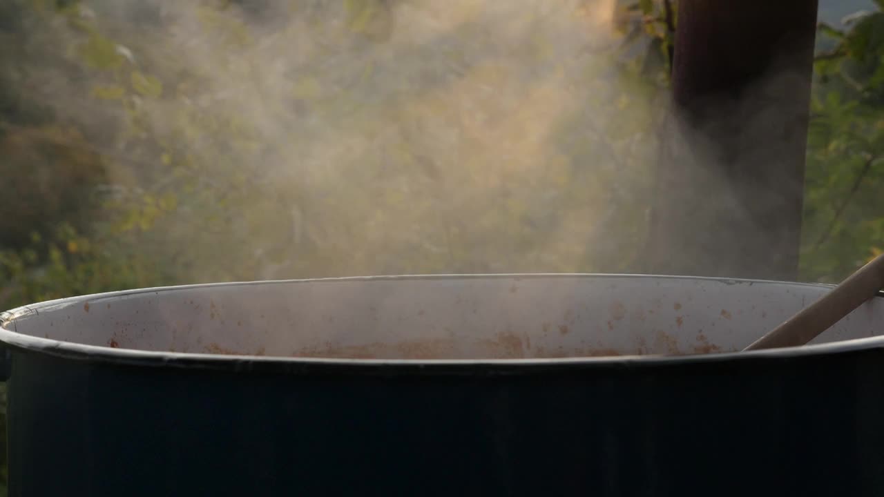 水从大锅中蒸发的慢动作视频视频下载