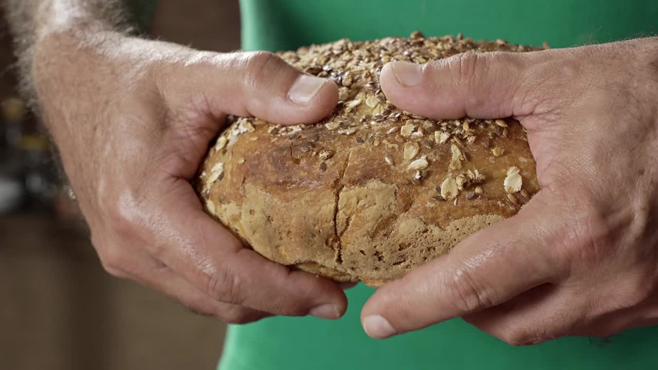 男人的手撕开一块酸面包视频下载