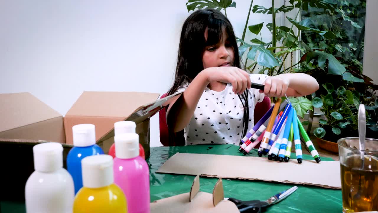 八岁的视频博主拿着毛笔画画视频素材