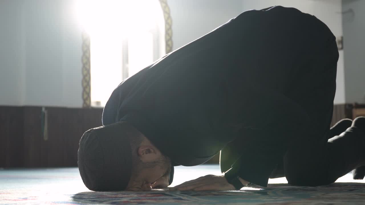 一名穆斯林男子以苏贾德的姿势祈祷视频下载