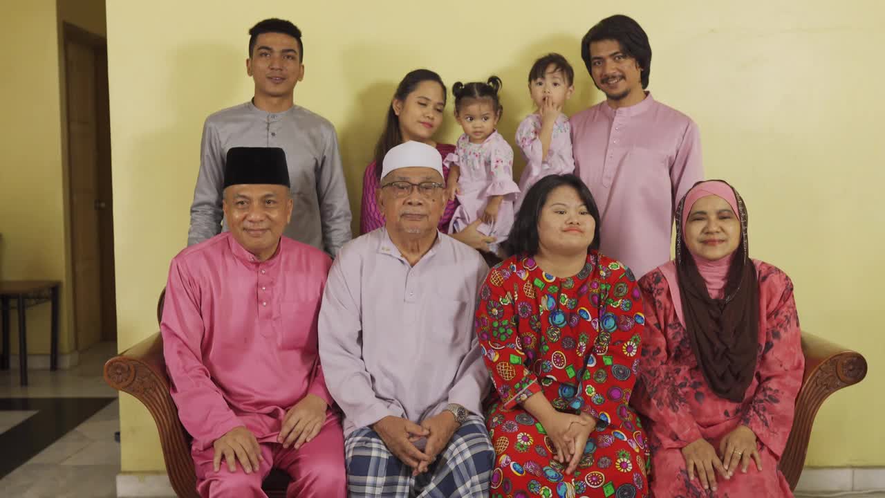马来西亚马来人家庭在家里看相机拍照庆祝开斋节视频下载