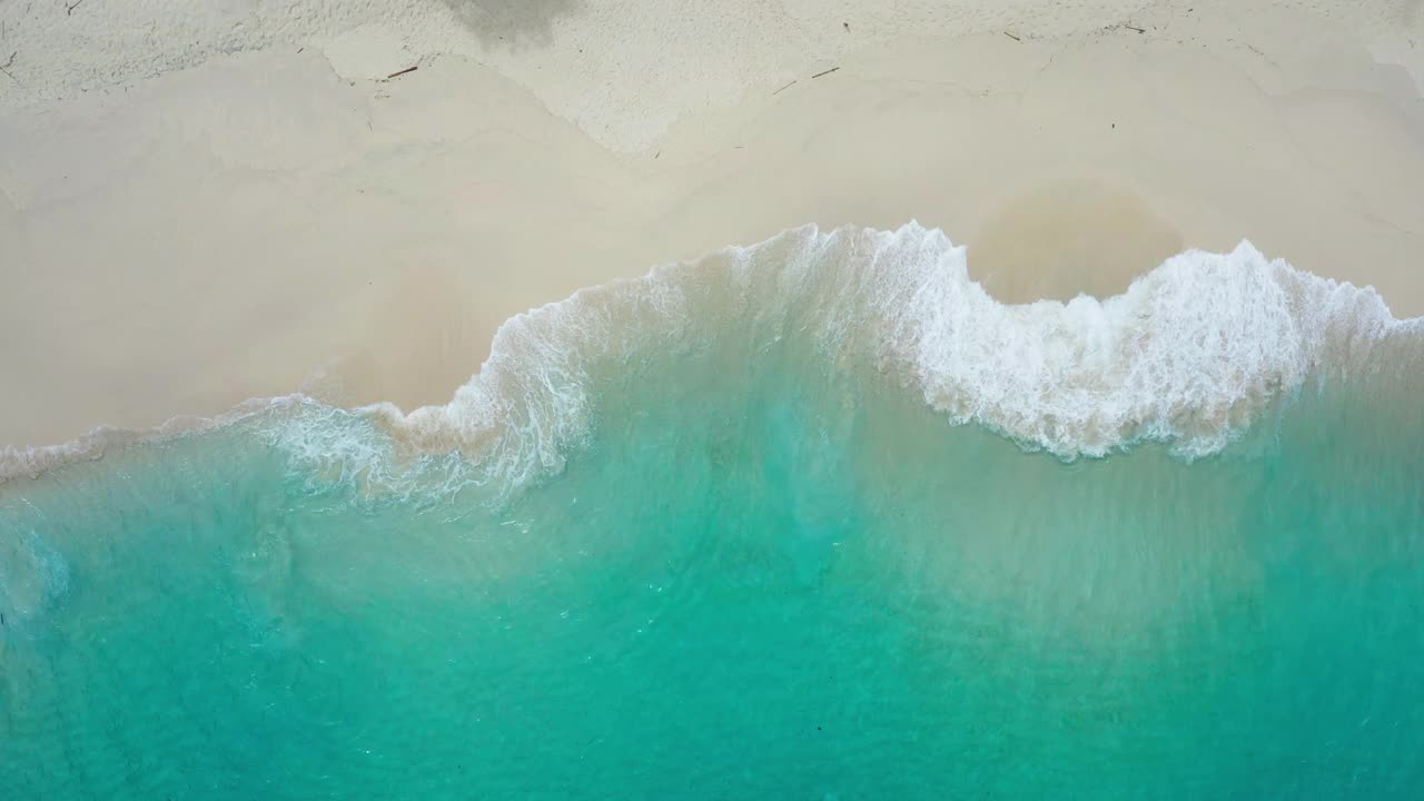 抽象在巴厘岛田园诗般的白色沙滩与破碎的海浪视频下载