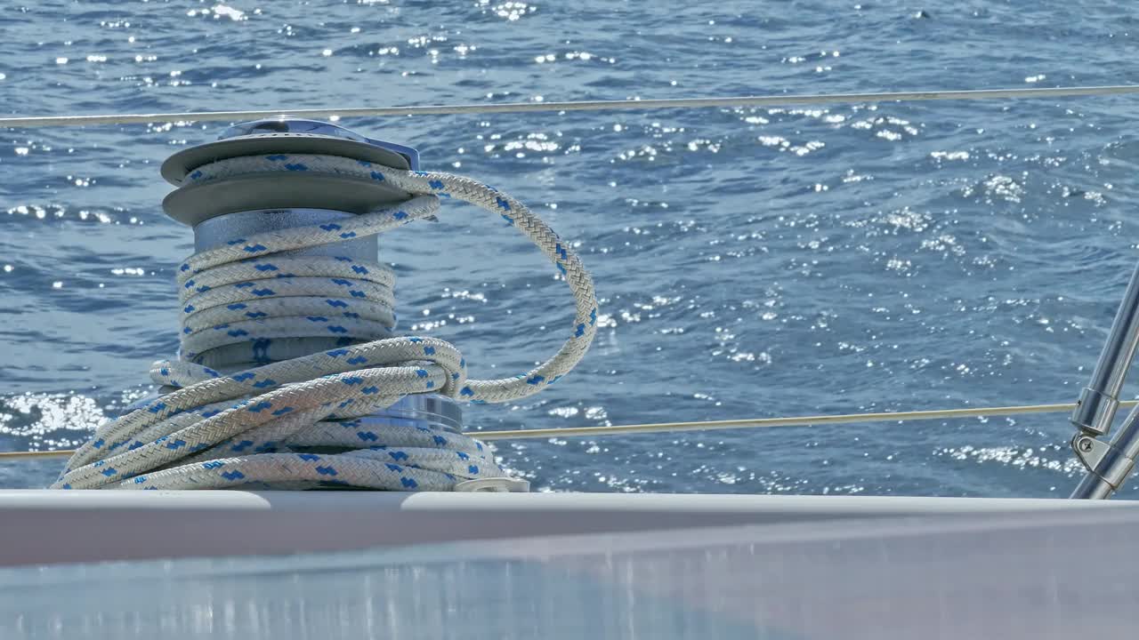 在大西洋上航行时，用绳子的帆船绞车的特写视频下载