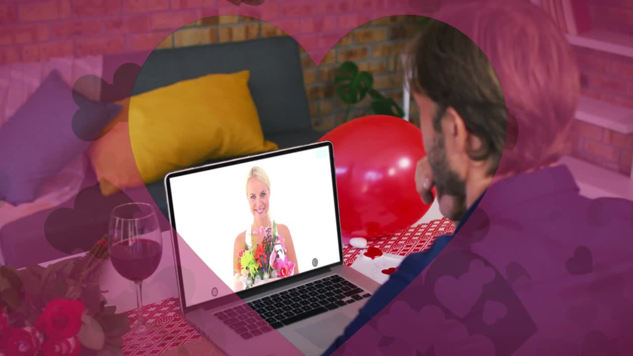 心形的镂空图案，上面是一个正在用笔记本电脑进行视频通话的白种人视频下载