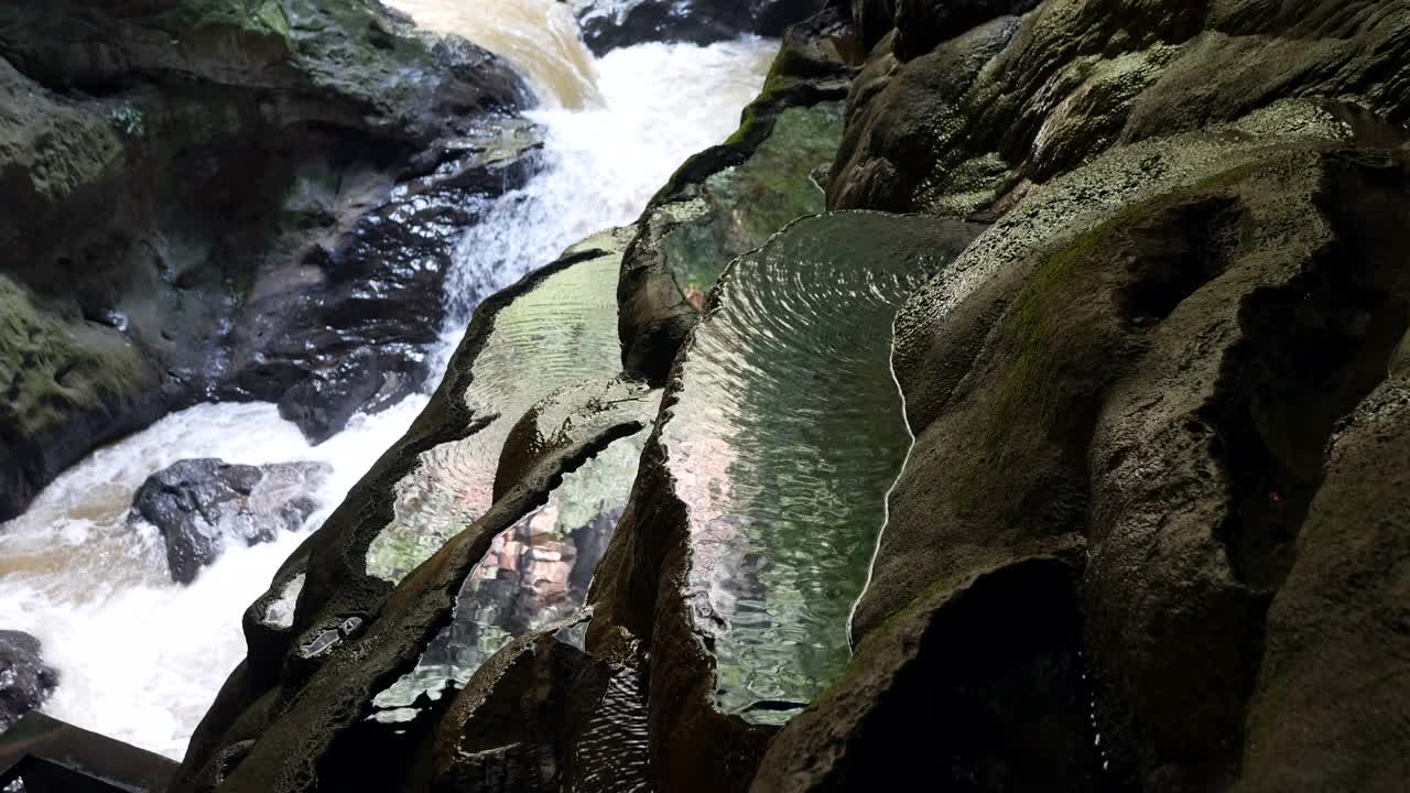 洞穴中的小沼泽视频下载