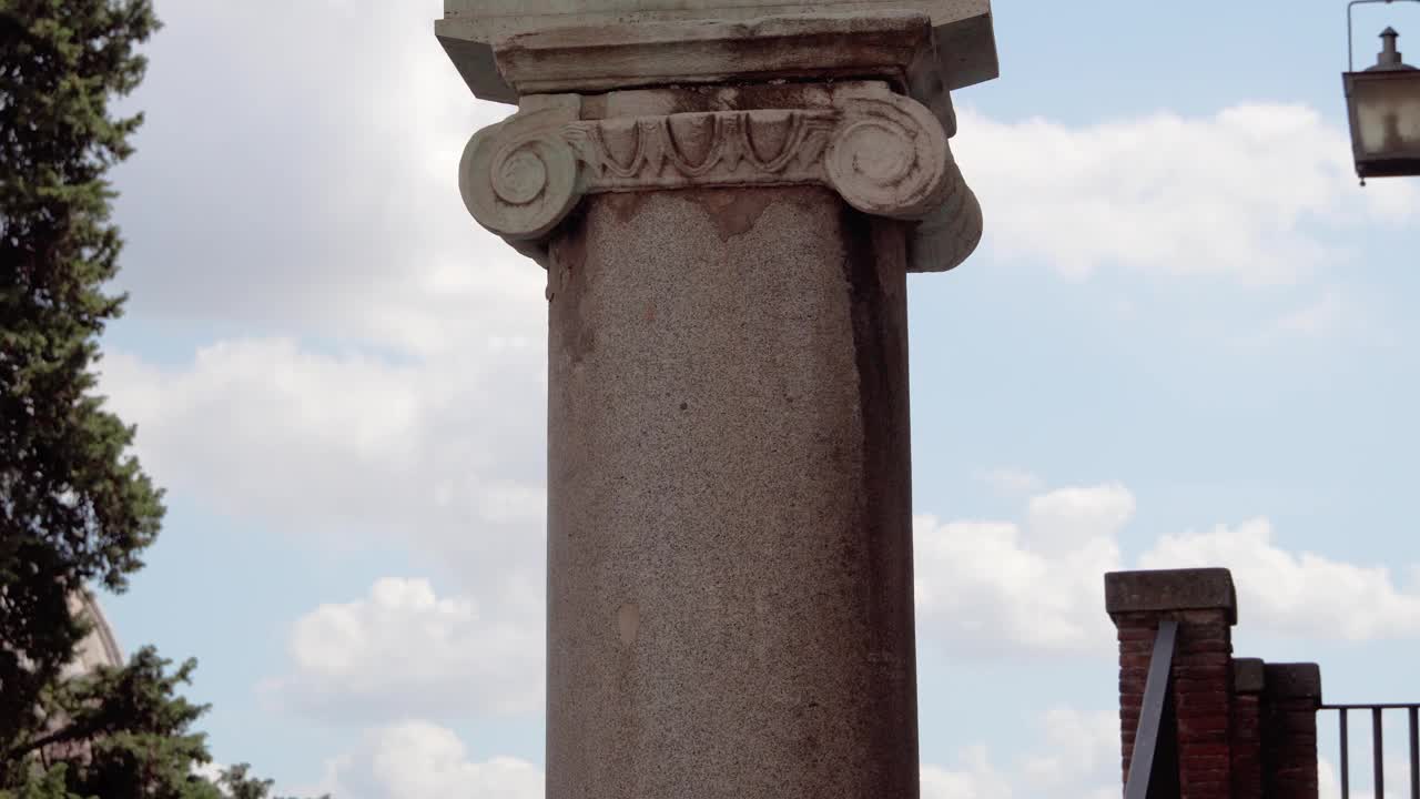卡比托林山上母狼的雕像。罗马城的创立者罗穆卢斯和雷穆斯——哺乳母狼视频下载