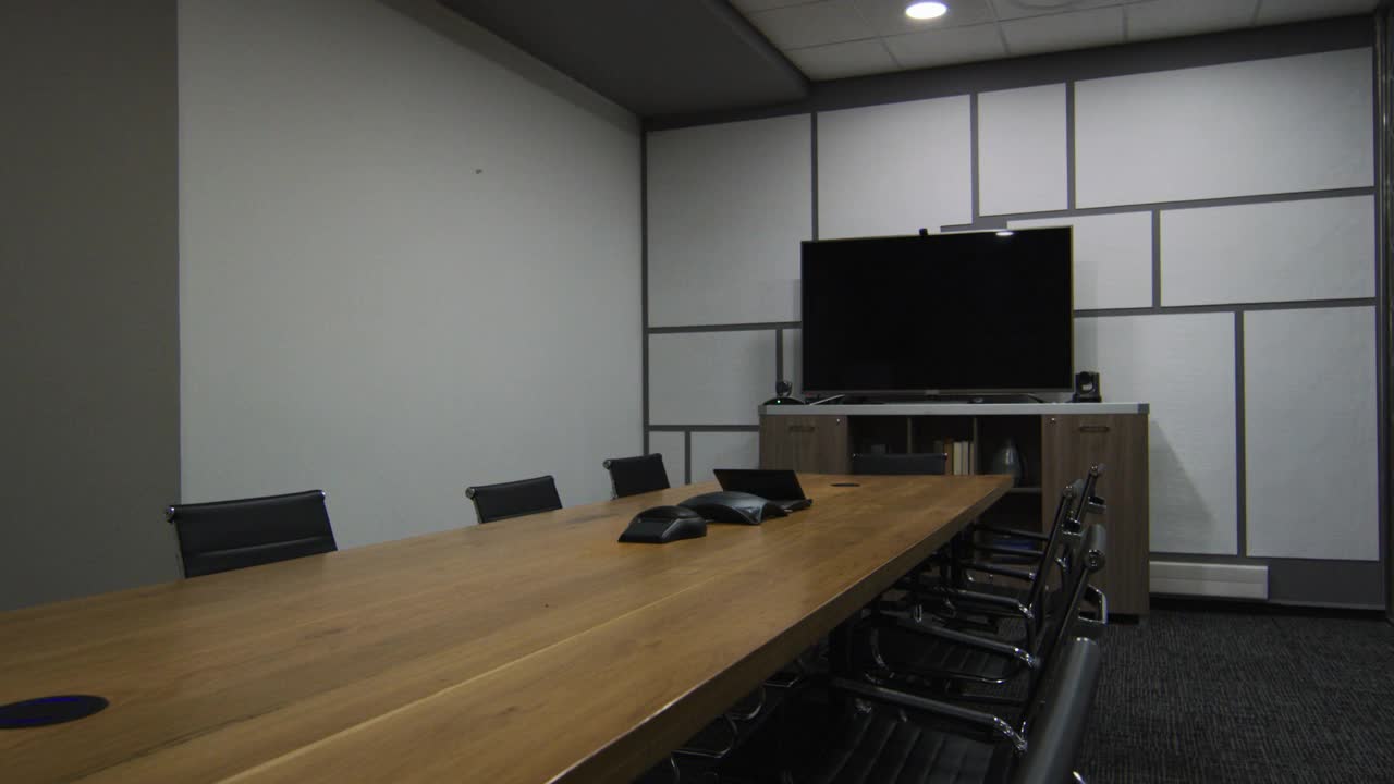 全貌:空会议室配有电视显示器，办公室桌椅视频下载