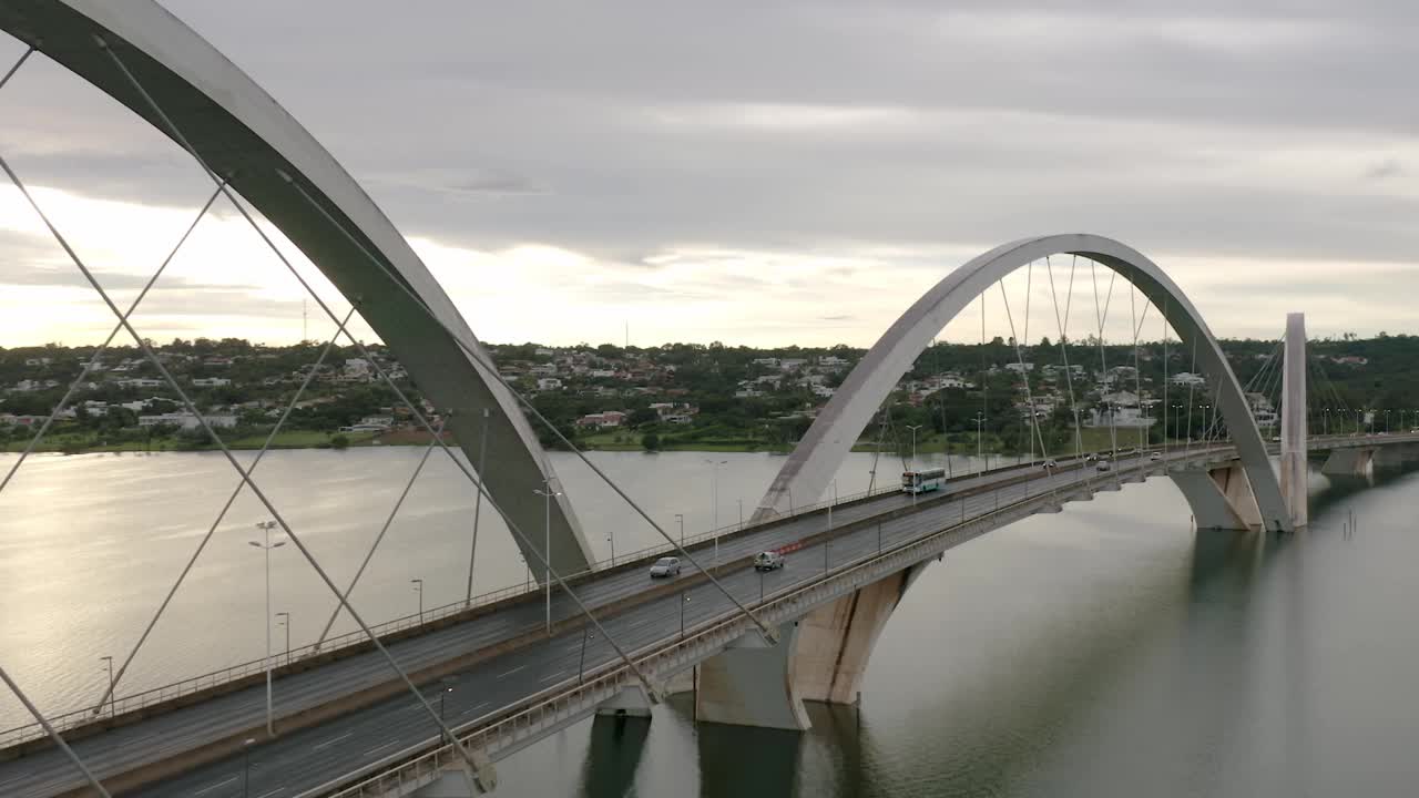 巴西利亚航空 - 朱塞利诺库比谢克桥和巴西利亚市帕拉诺埃湖视频素材