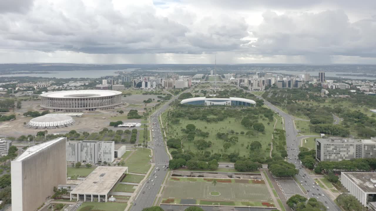 巴西利亚，DF，巴西，2月18日- 2021年——巴西利亚在一个下雨天，飞过一个纪念轴视频素材