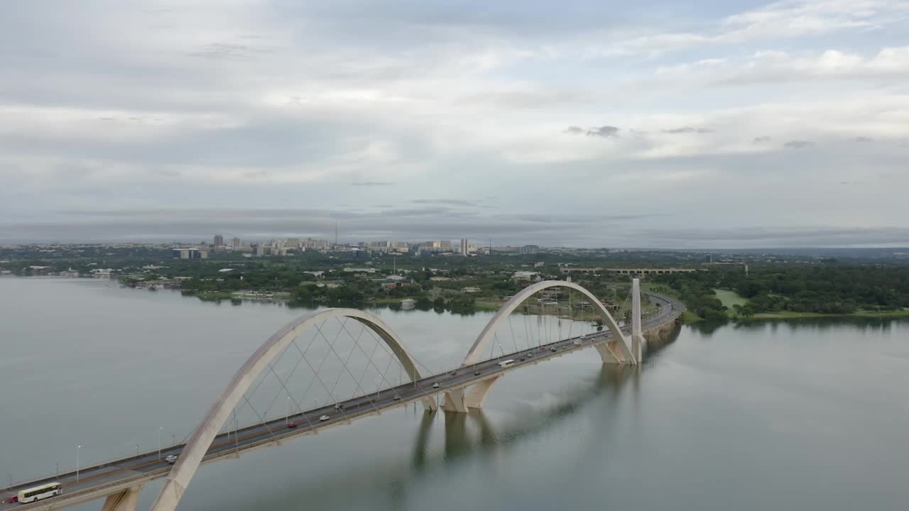 巴西利亚航空 - 朱塞利诺库比谢克桥和巴西利亚市帕拉诺埃湖视频素材