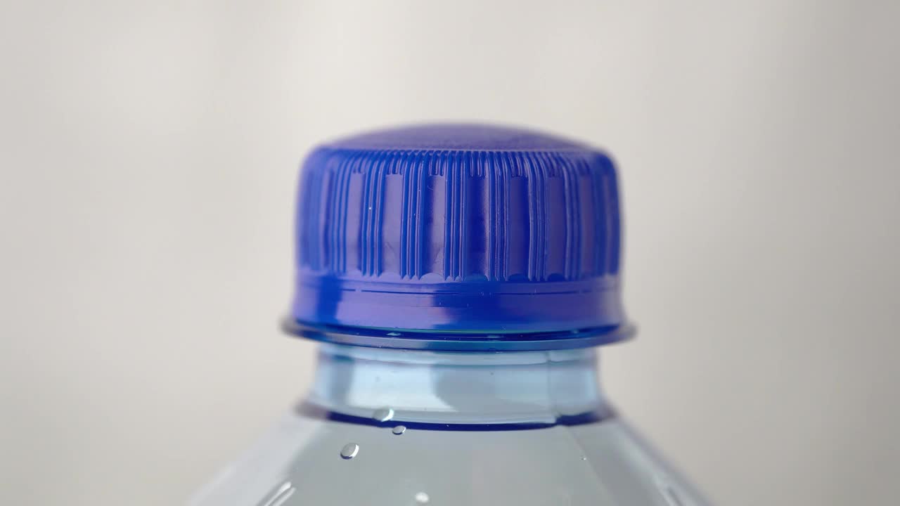 公手旋紧，拧紧新塑料瓶的碳酸水盖视频下载