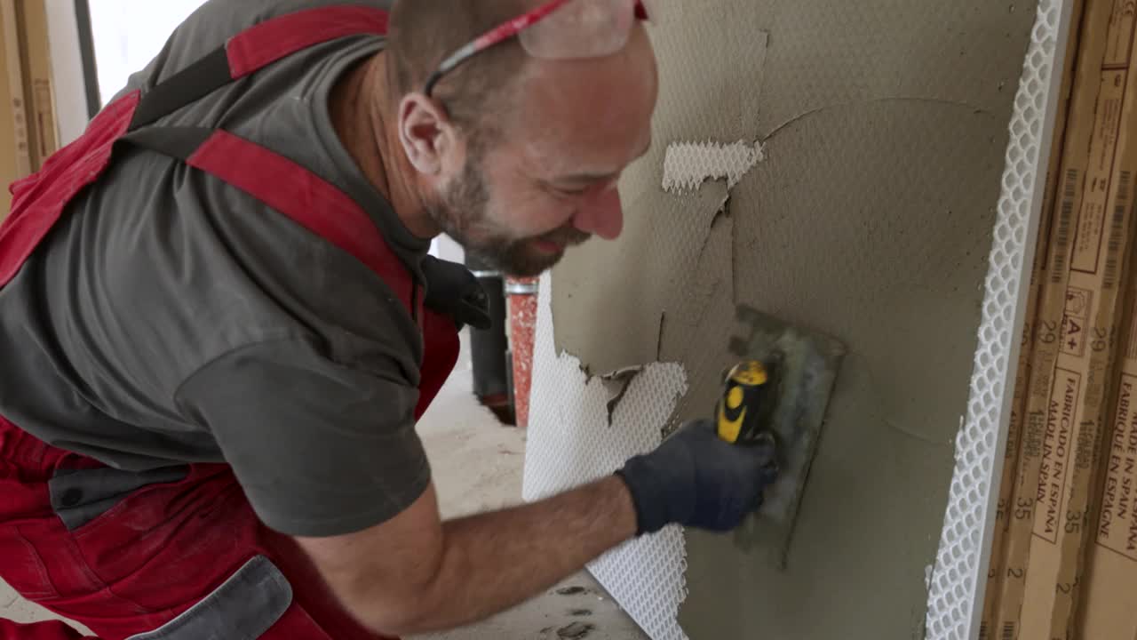 专业瓷砖胶粘剂铺贴在瓷砖上视频素材