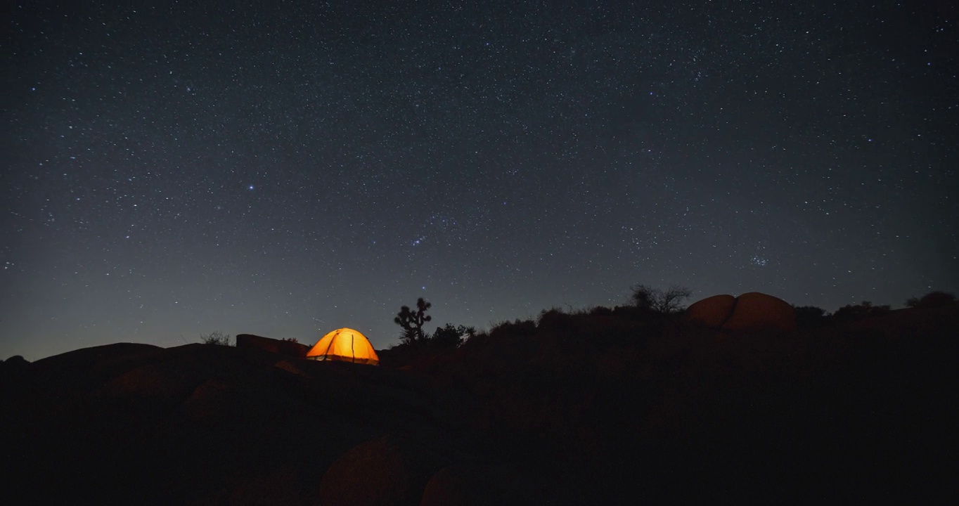 在约书亚树国家公园的夜间延时露营视频素材