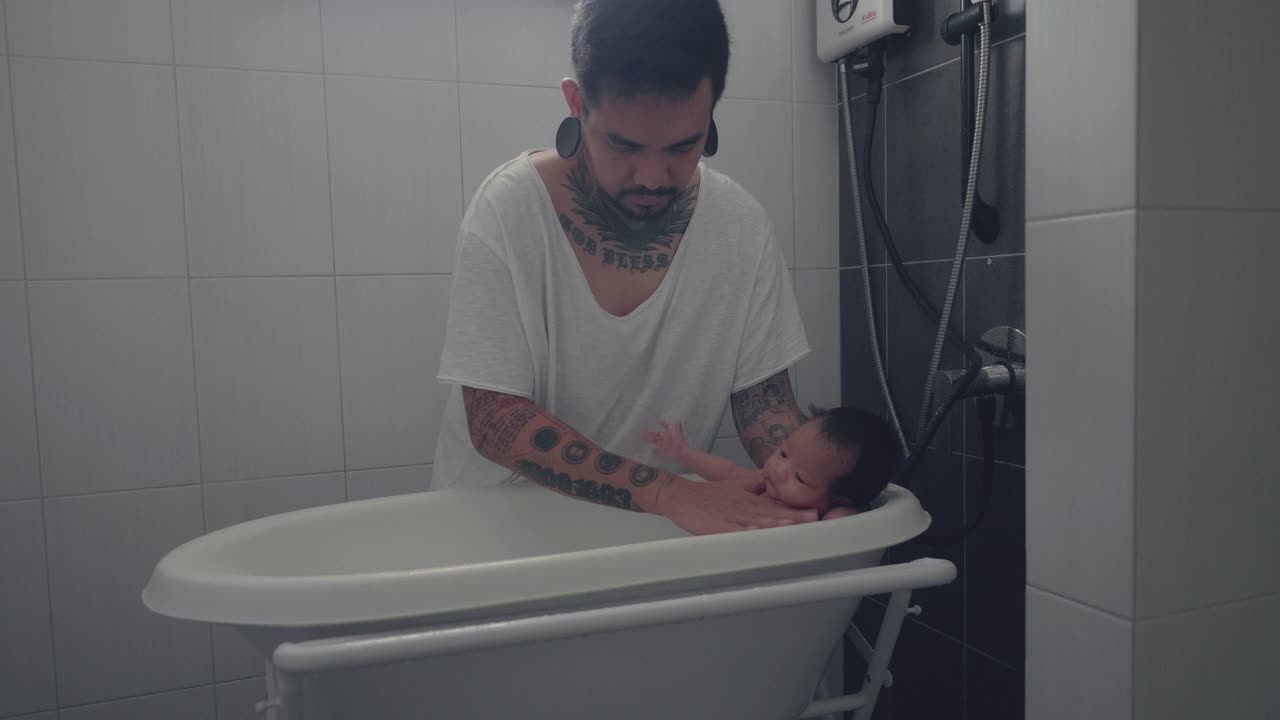 单身父亲给女儿洗澡。视频素材