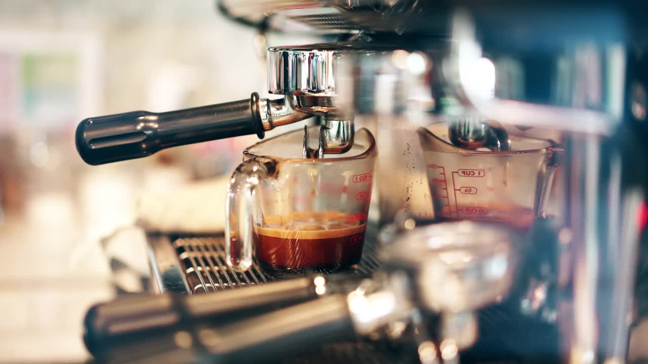 咖啡师用浓缩咖啡机煮咖啡视频素材
