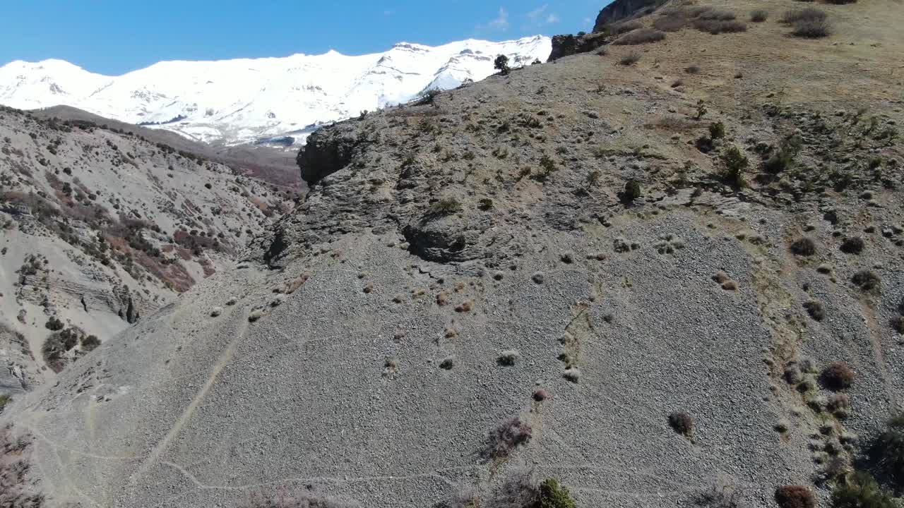 飞行旁边的山腰与遥远的雪山在犹他州视频下载