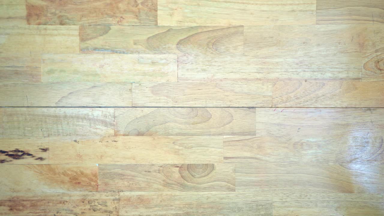 手工亚洲木匠清洁木地板表面，并应用木材保养产品视频下载